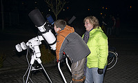 Door  telescoop kijken.